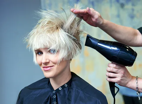 Damen mit kurzem blonden Haar - Mad Hair Ingold